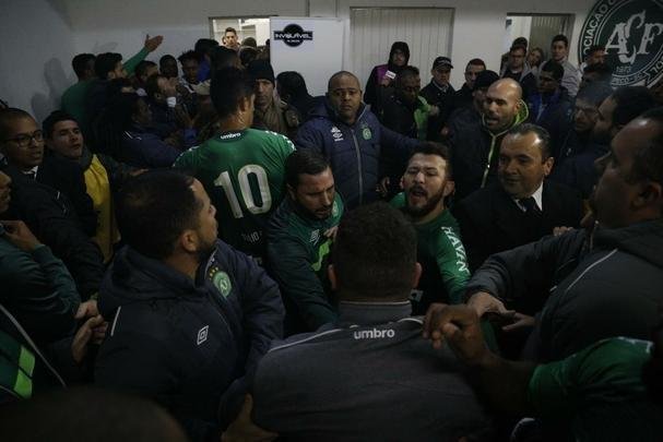 Confuso entre jogadores de Chapecoense e Cruzeiro foi generalizada aps jogo na Arena Cond