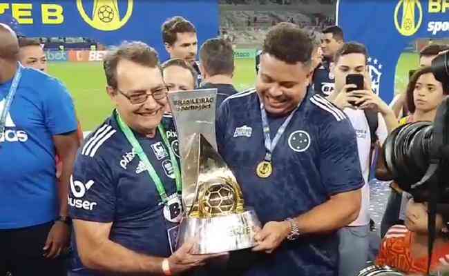 Pedrinho e Ronaldo foram aclamados por torcedores na festa do ttulo do Cruzeiro na Srie B