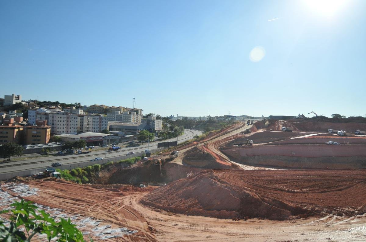 Nesta quarta-feira, a reportagem do Superesportes/Estado de Minas fez mais uma visita ao canteiro de obras da Arena MRV, futuro estdio do Atltico, no bairro Califrnia, em Belo Horizonte. A cada semana, o panorama muda bastante. No momento, a construo est em fase de terraplanagem. A boa notcia neste dia 26 de agosto  que a prefeitura da capital liberou o alvar que autoriza o incio das edificaes. (Alexandre Guzanshe/EM/D. A Press)