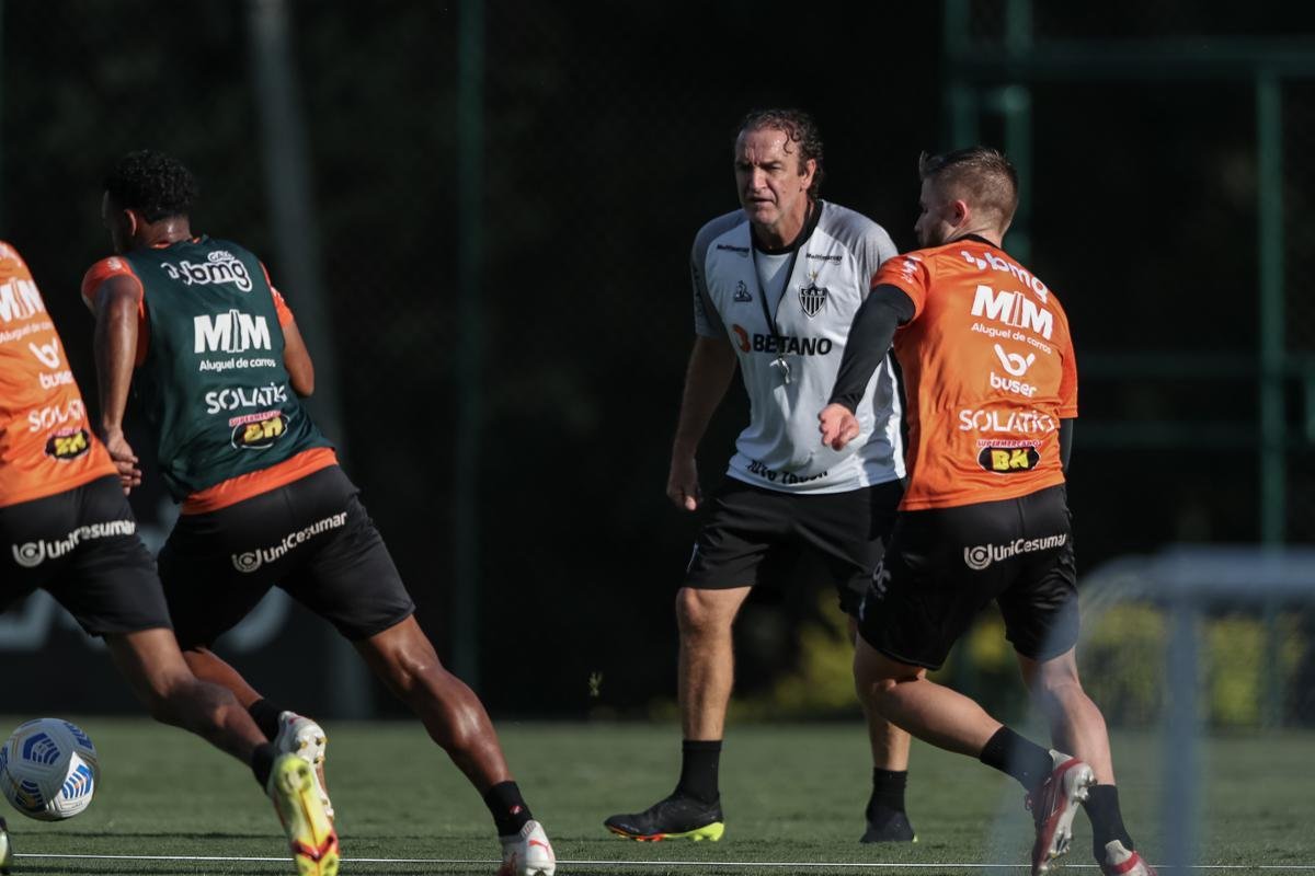 Com Guilherme Arana de volta, Cuca comanda atividade na Cidade do Galo