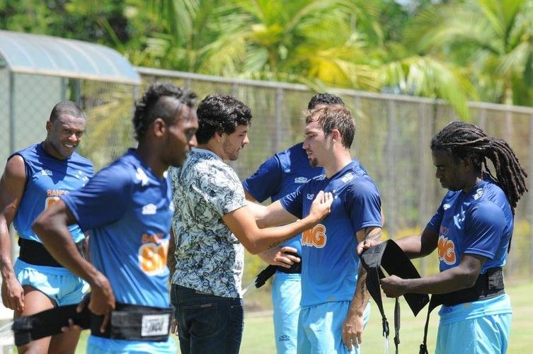 Negociado com o Guangzhou Evergrande, da China, meia-atacante se despediu dos companheiros