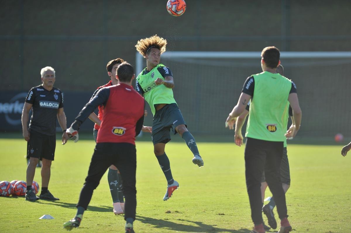 No dia da apresentao de Rver, outro zagueiro tambm chamou ateno: Igor Rabello, que foi a campo pela primeira vez