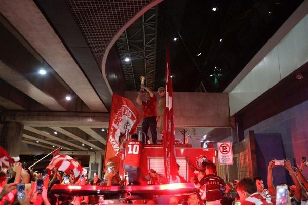 Jogadores, comissão técnica e diretoria do Náutico foram recebidos com festa no desembarque após a conquista do título da Série C do Campeonato Brasileiro, diante do Sampaio Corrêa. A delegação alvirrubra desembarcou em solo pernambucano pouco depois das 23h30 e seguiu em carro aberto para a sede do clube, no bairro dos Aflitos