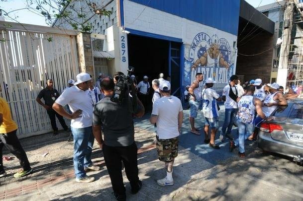 Fotos do protesto da torcida organizada Máfia Azul em frente à sede administrativa do Cruzeiro