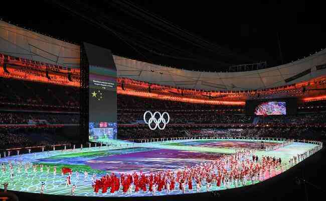 Abertura das Olimpíadas tem estádio vazio e protestos do lado de fora