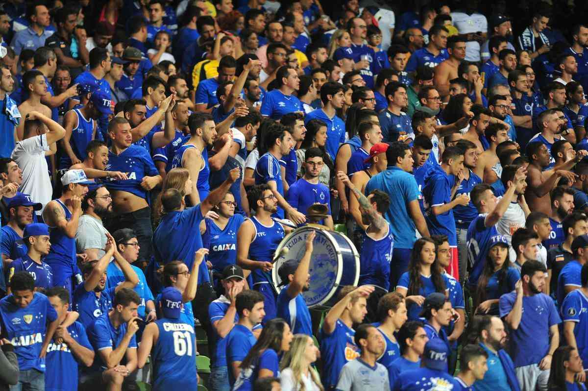 Com apoio da torcida, Cruzeiro recebeu a Chapecoense no Independncia 