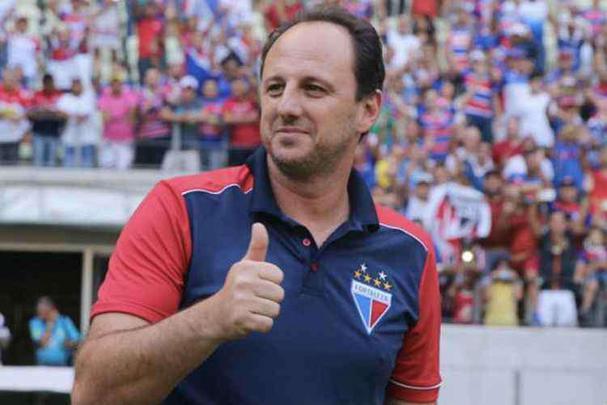 24/04/2019 - A primeira missão de Rui Costa à frente da diretoria de futebol do Atlético era contratar um treinador. O dirigente, porém, recebeu várias negativas logo no primeiro mês de trabalho. As duas principais foram de Tiago Nunes, então no Athletico-PR, e Rogério Ceni, do Fortaleza. As recusas e a melhora de rendimento do time (apesar da perda do título mineiro e da eliminação na Libertadores) fizeram com que o interino Rodrigo Santana continuasse no cargo.