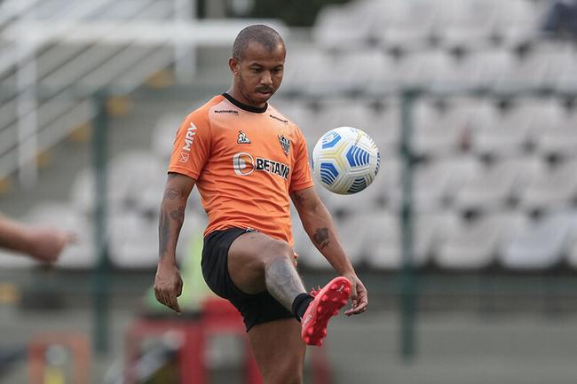 Lateral-direito Mariano durante treinamento do Atlético na Cidade do Galo