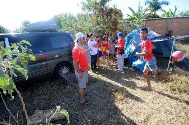 De passagem em BH rumo a São Paulo, torcedores chilenos acamparam em lote vago em frente à Toca da Raposa II, centro de treinamento do Cruzeiro, em Belo Horizonte, onde a Seleção Chilena está hospedada durante a Copa do Mundo