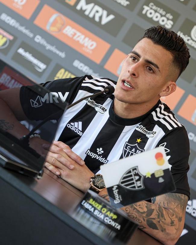 Fotos da apresentação do atacante Pavón no Atlético