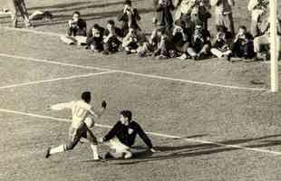 Pel na Copa do Mundo de 1962, no Chile, a segunda conquistada pelo Brasil. O Rei num lance do jogo entre Brasil e Mxico