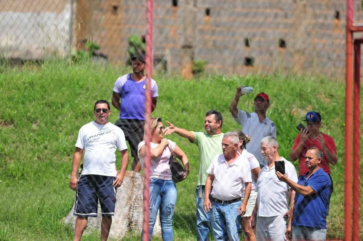 Bruno fez exerccios pela manh no CT do Boa Esporte acompanhado por um preparador fsico e foi aplaudido por curiosos que acompanharam a atividade