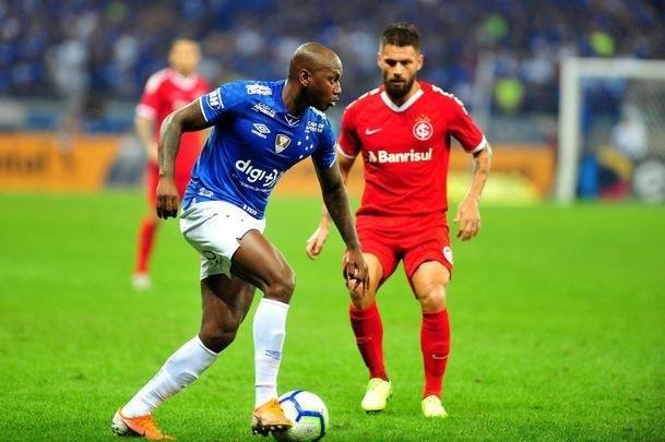 Fotos do primeiro tempo do duelo entre Cruzeiro e Internacional, no Mineiro, pela semifinal da Copa do Brasil