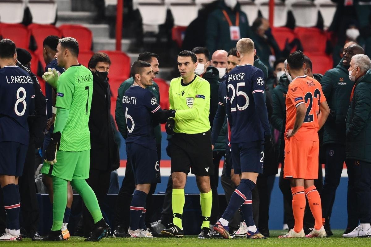 Jogadores de PSG e Basaksehir abandonam jogo aps acusao de ofensa racista 