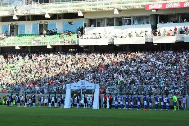 Entrada dos times em campo e execuo do Hino Nacional Brasileiro no Independncia
