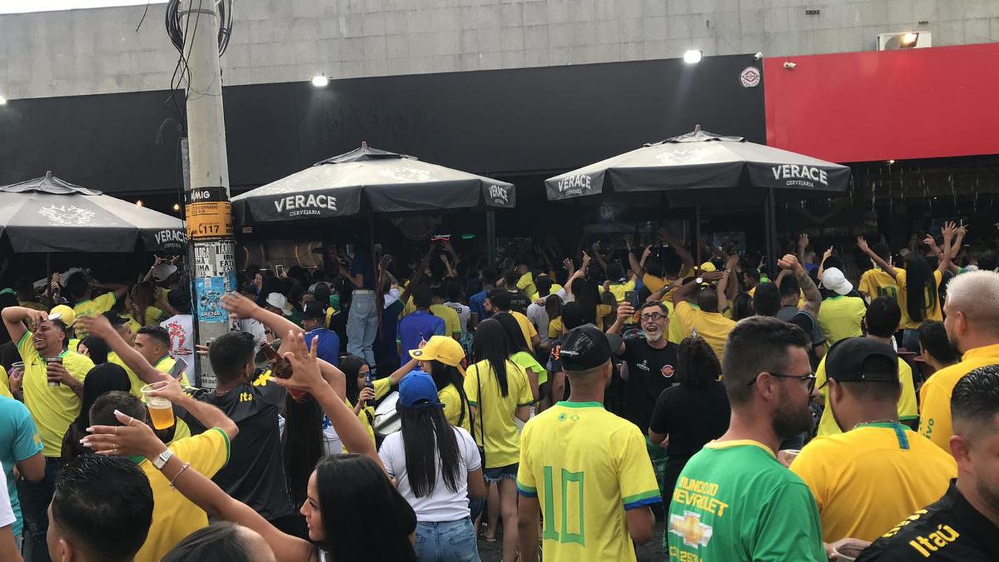 Movimento na Rua Alberto Cintra, em BH, durante jogo do Brasil contra a Srvia, pela abertura da Copa do Mundo do Catar