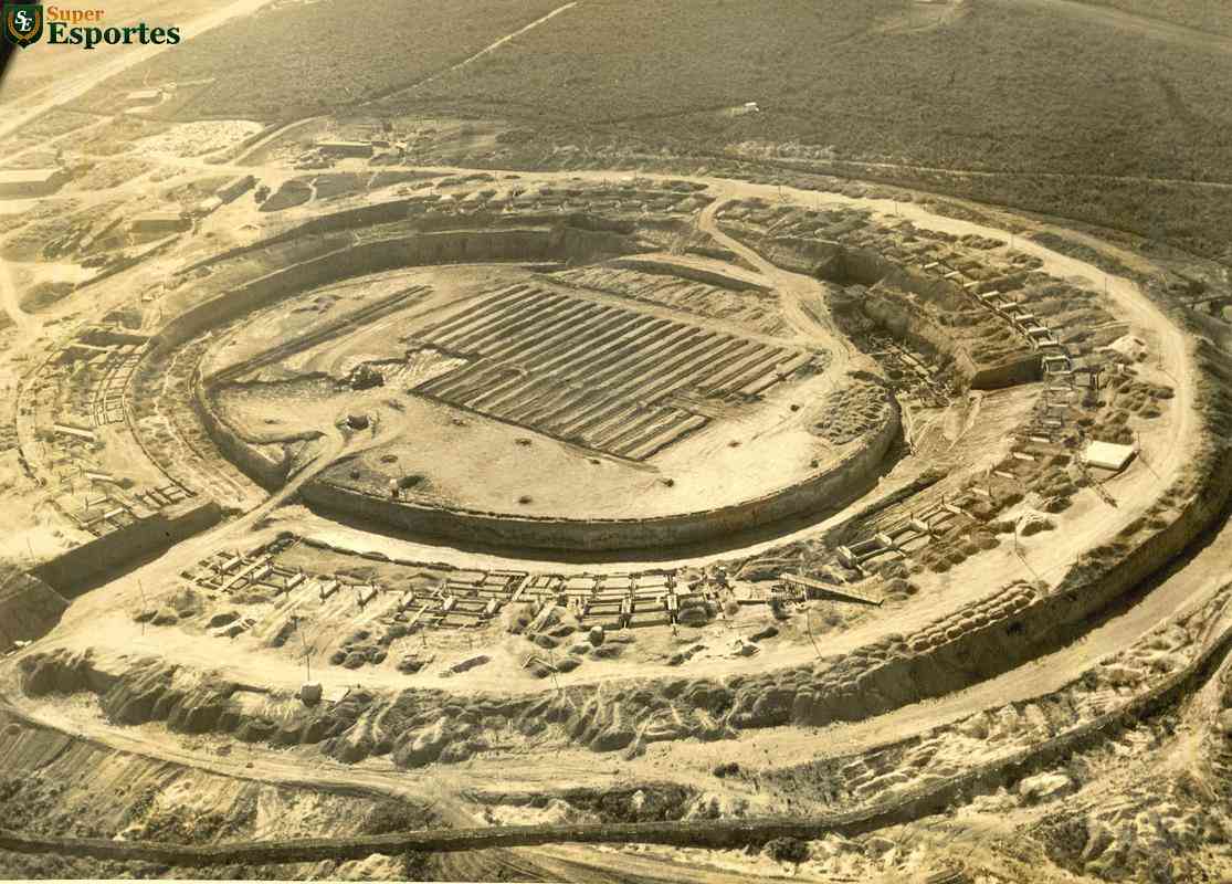 Foto aérea do Mineirão do ano de 1961, em fase inicial da construção