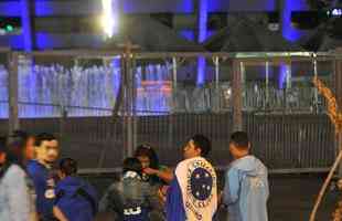 Torcida do Cruzeiro encarou frio e crise de abastecimento para apoiar o time contra o Palmeiras, no Mineiro