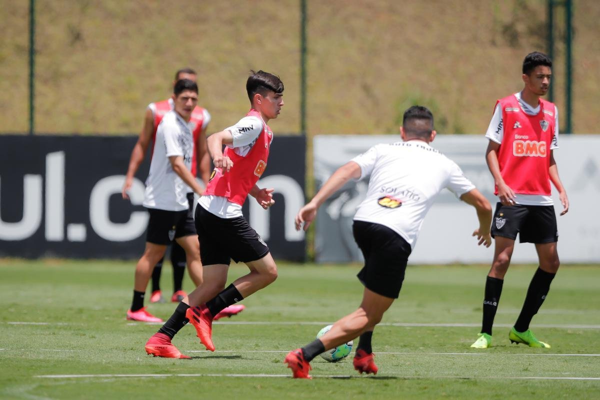 Aps polmica balada, Dylan e Marrony participam normalmente do treino na Cidade do Galo