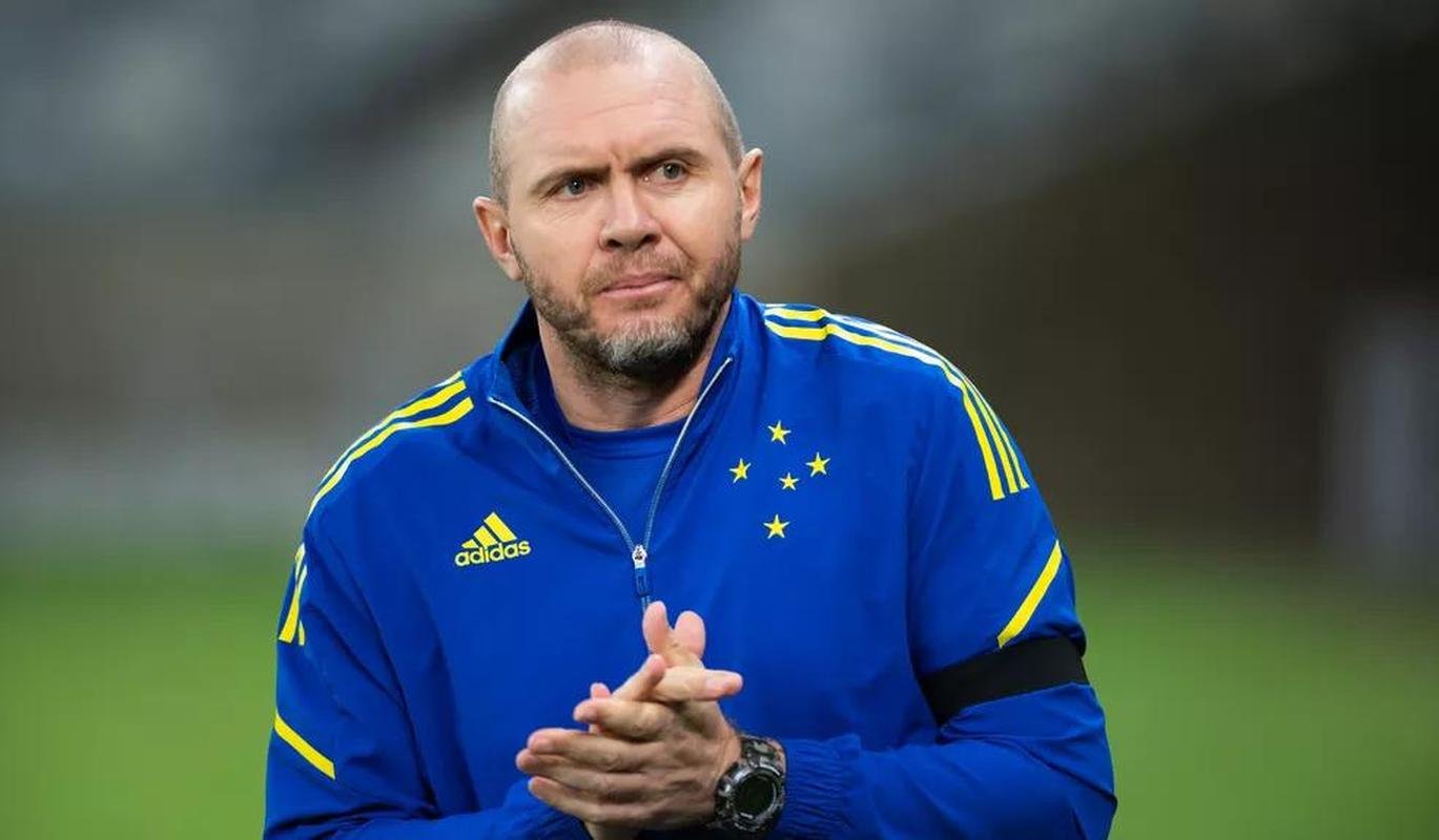 7 - Mozart Santos - 13 jogos (2 vitrias, 7 empates e 4 derrotas