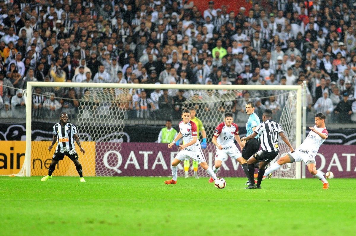 Fotos do primeiro tempo do duelo entre Atltico e Coln, no Mineiro, pela semifinal da Copa Sul-Americana