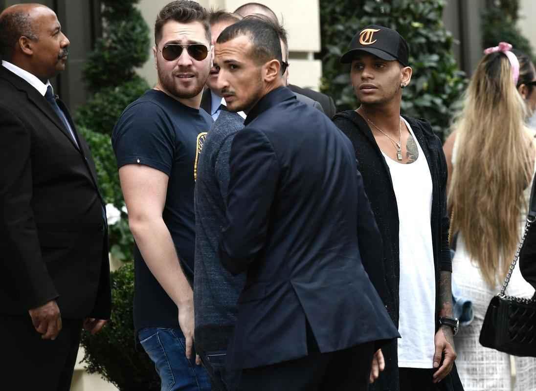 Amigos marcam presena na apresentao oficial do atacante no clube francs