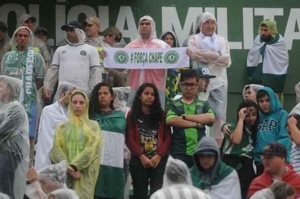 Brasileiros se despedem de jogadores, comisso tcnica e diretores da Chapecoense mortos em acidente areo na Colmbia