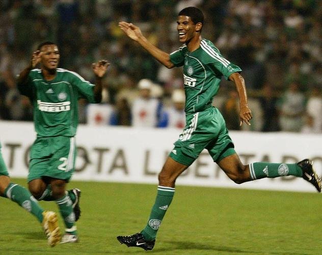 Leonardo Silva - Jogou no Palmeiras entre 2005 e 2007. Foi para o Atltico em 2011 e ficou at 2019.