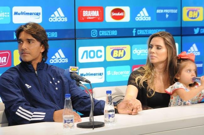 Fotos da apresenta��o do atacante Marcelo Moreno como novo refor�o do Cruzeiro para 2020. Duante entrevista, jogador foi acompanhado pela esposa Marilisy Antonelli e pela filha, Maria Clara