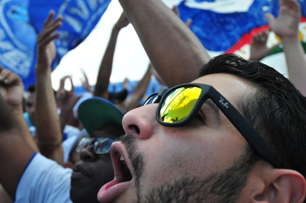 Torcedores do Cruzeiro foram  Toca da Raposa II prestar incentivo ao time antes de final da Copa do Brasil