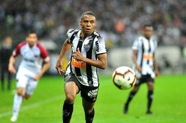 Pulga Rodrguez converteu pnalti cometido por Elias e diminuiu para o Coln: 2 a 1