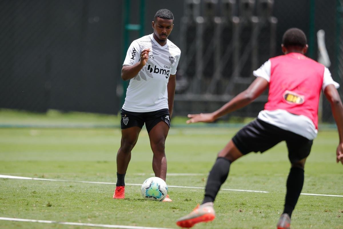 Aps polmica balada, Dylan e Marrony participam normalmente do treino na Cidade do Galo