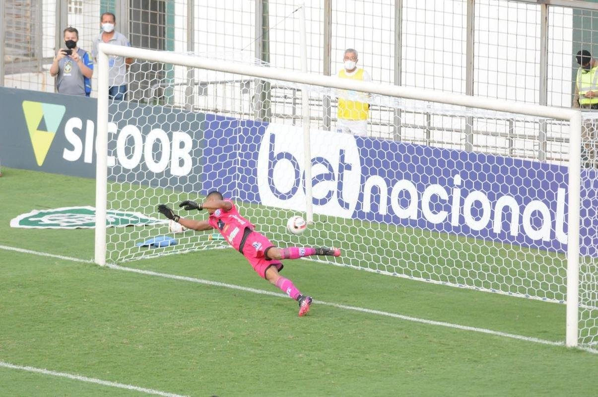 Cruzeiro goleou URT por 3 a 0 no Independncia com gols de Thiago, Machado e Edu em sua estreia no Mineiro. Ronaldo, dono da SAF, assistiu  partida no Horto. Duelo marcou estreia do tcnico uruguaio Paulo Pezzolano
