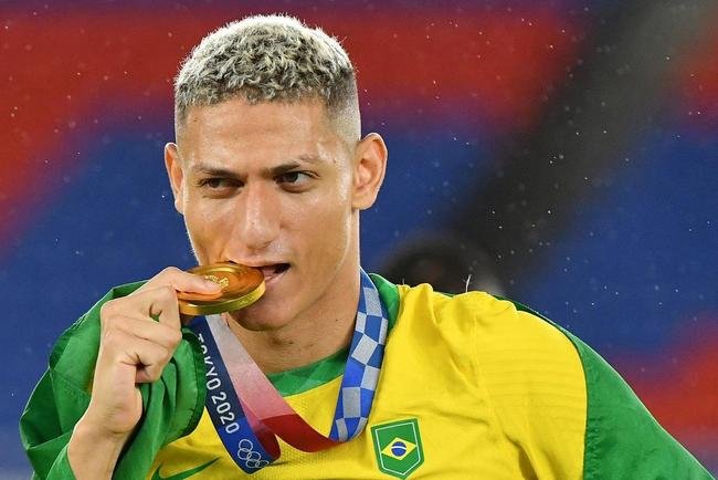 Jogadores da Sele��o Brasileira recebem a medalha de ouro pela conquista ol�mpica no futebol