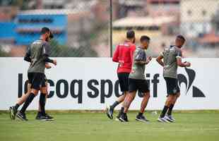 Imagens do primeiro treino de Eduardo Vargas pelo Atltico