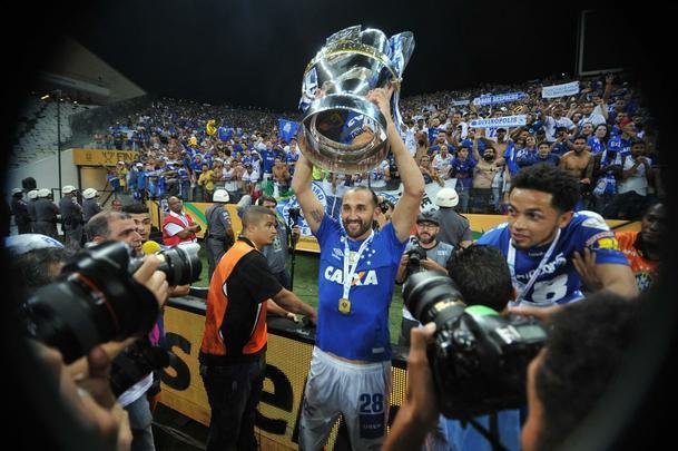 Seja em campo, nas arquibancadas da Arena Corinthians ou nas ruas de Belo Horizonte, os cruzeirenses comemoraram bastante a conquista do sexto ttulo da Copa do Brasil. O clube se tornou o maior vencedor isolado da histria do torneio, deixando para trs o Grmio, que ganhou cinco vezes. Veja as melhores imagens da celebrao de jogadores, dirigentes e torcedores!