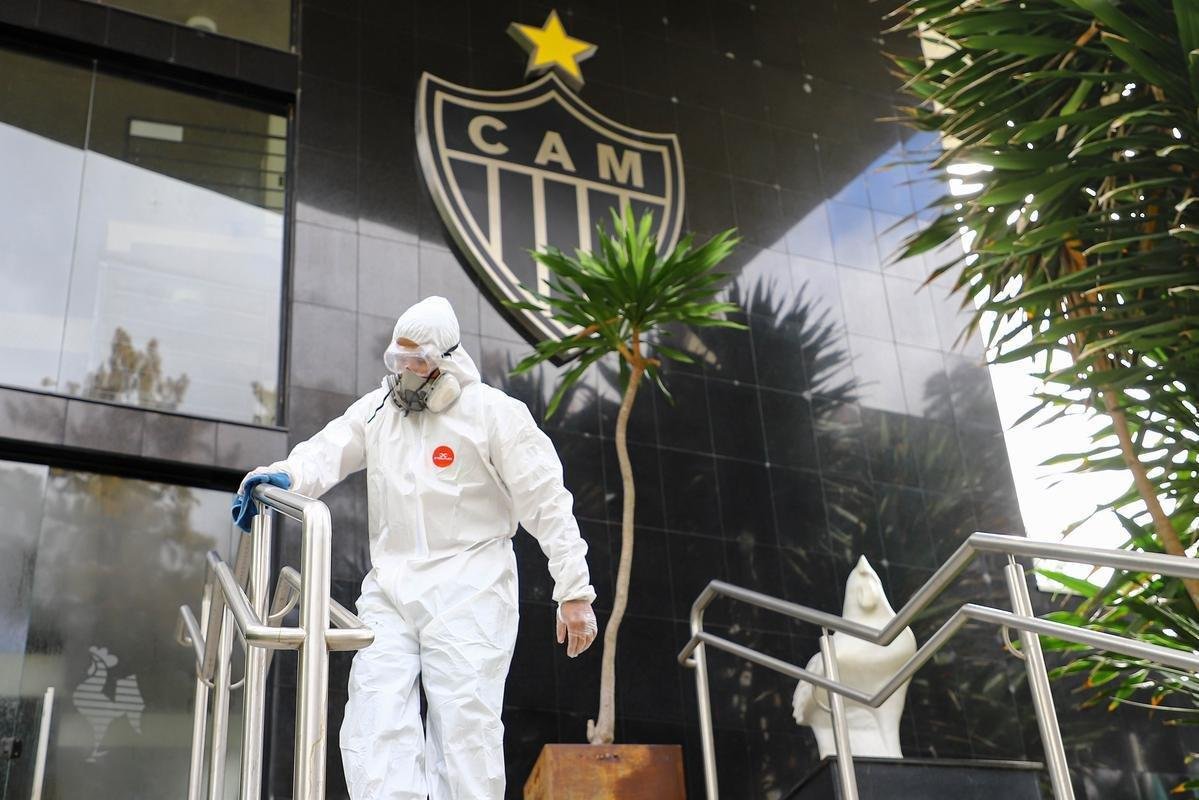 Fotos da desinfeco na Cidade do Galo