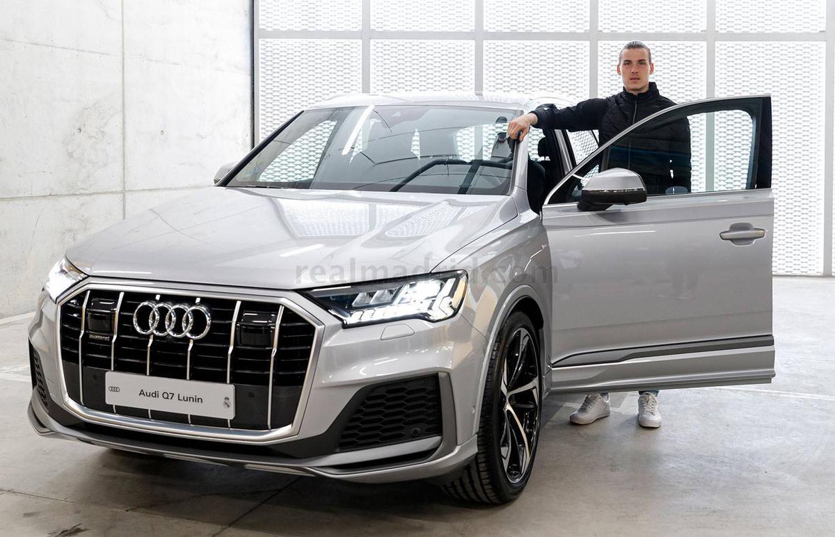 Jogadores do Real Madrid receberam, nesta segunda-feira, carros de presente de uma montadora alem; veja as mquinas!