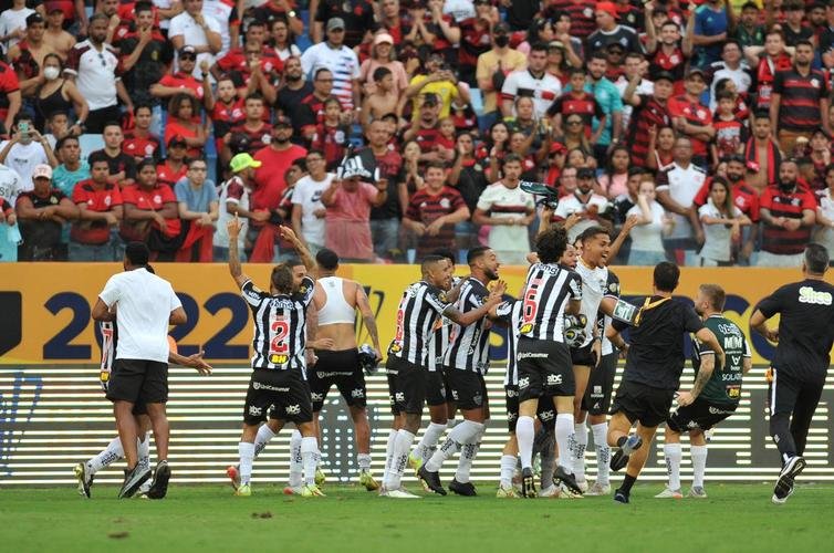Fotos da vit�ria do Atl�tico sobre o Flamengo por 8 a 7 na decis�o por p�naltis da final da Supercopa do Brasil, na Arena do Pantanal, em Cuiab�. Everton foi o grande her�i do Galo ao pegar a cobran�a que resultou na conquista