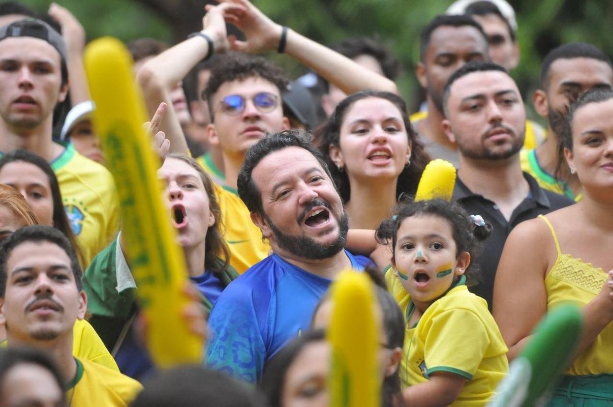 Torcedores se concentraram nos bares da Savassi, em Belo Horizonte, para acompanhar o jogo entre Brasil x Camares pela Copa do Mundo