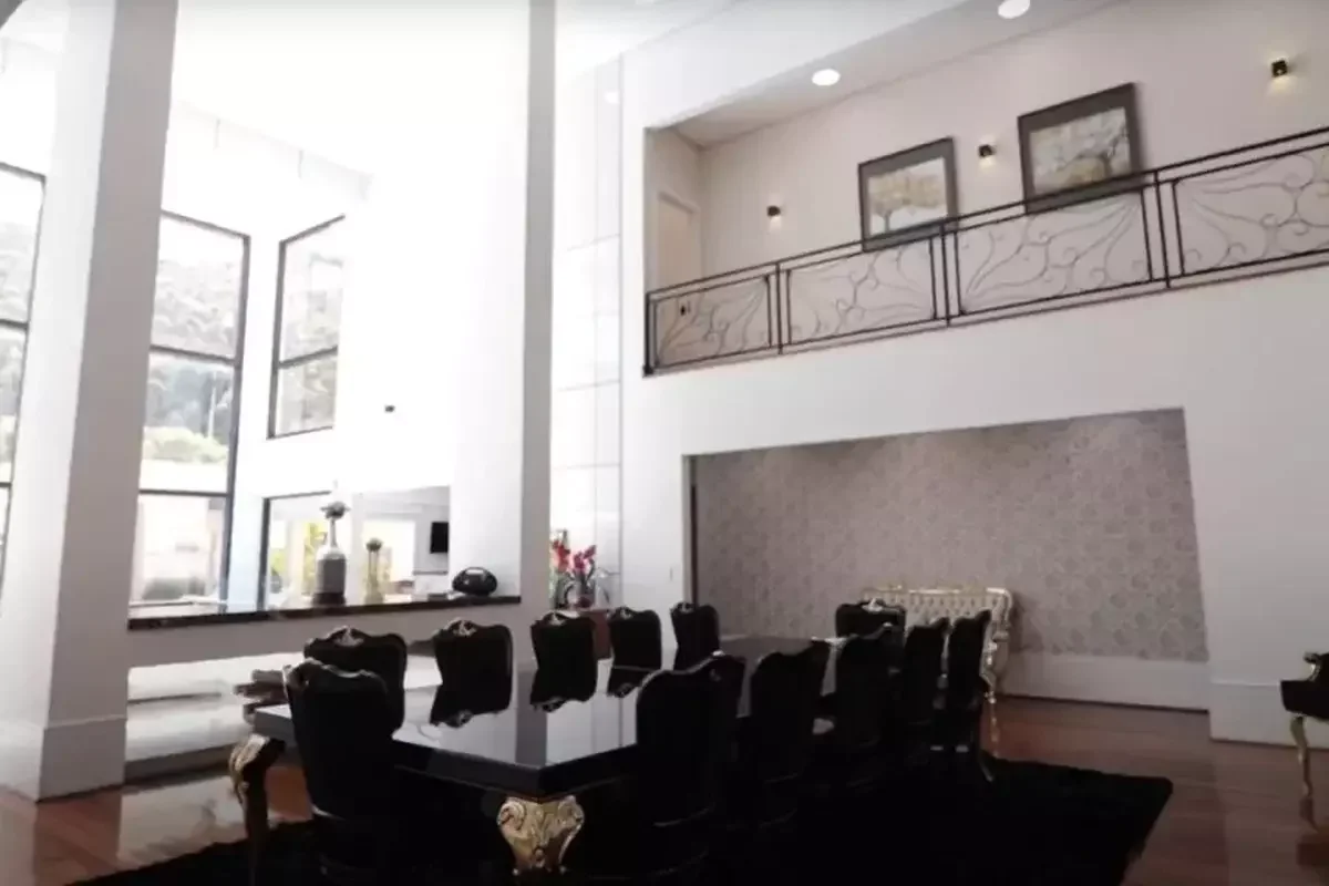 Imagens da manso em So Paulo que est  venda pelo atacante Luiz Adriano, do Internacional