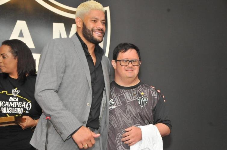 Nesta segunda-feira (6), o diretor de futebol Rodrigo Caetano, o tcnico Cuca e o atacante Hulk, do Atltico, receberam ttulos de cidados honorrios de Belo Horizonte. A iniciativa congratula os alvinegros pelo desempenho esportivo em 2021, com o ttulo do Campeonato Brasileiro.