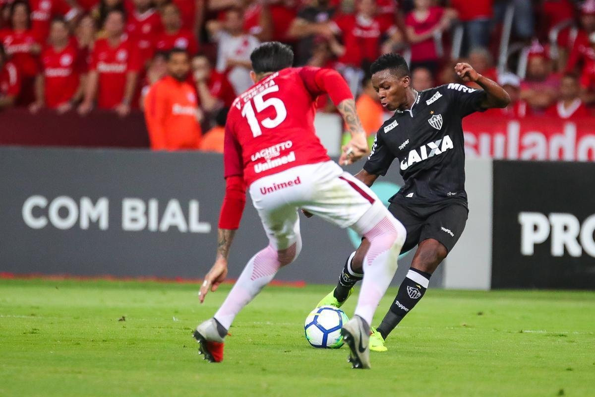 Galo derrotou Internacional no Beira-Rio com gols de Cazares e Terans; D'Alessandro descontou de pnalti