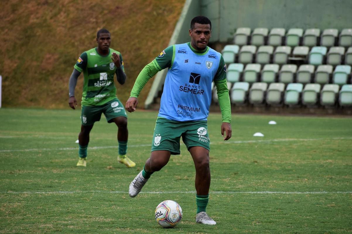 O Amrica segue com treinos preparatrios para a disputa do Campeonato Mineiro 2021. Comandados pelo auxiliar tcnico Mrcio Hahn, jogadores da base americana - e tambm os que tiveram menos oportunidades na temporada 2020 - realizam atividades voltadas ao Estadual.