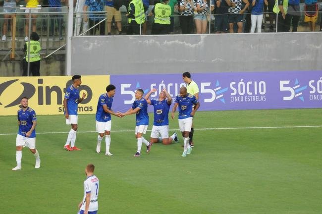 Cruzeiro goleou URT por 3 a 0 no Independncia com gols de Thiago, Machado e Edu em sua estreia no Mineiro. Ronaldo, dono da SAF, assistiu  partida no Horto. Duelo marcou estreia do tcnico uruguaio Paulo Pezzolano