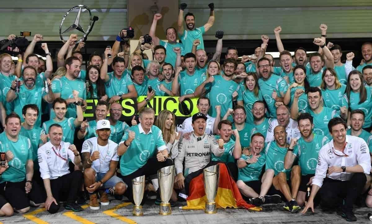 Festa de Nico Rosberg com o ttulo indito na Frmula 1; feito veio com segundo lugar em Abu Dhabi