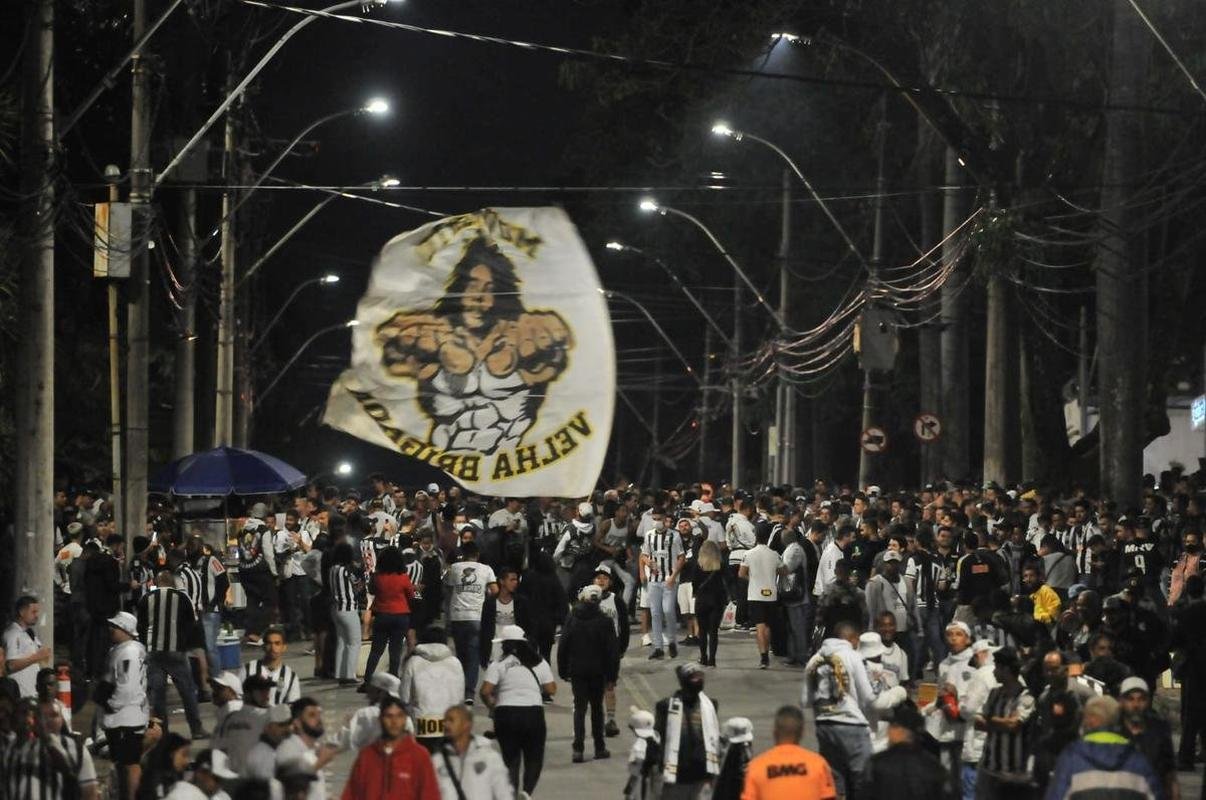 Torcida do Atltico movimenta ruas prximas ao Mineiro antes do jogo 