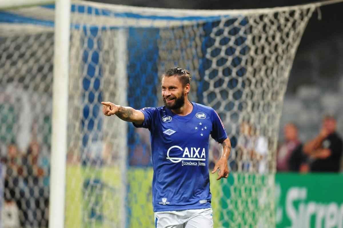 Imagens do jogo entre Cruzeiro e So Fransciso-PA, pela Copa do Brasil, no Mineiro
