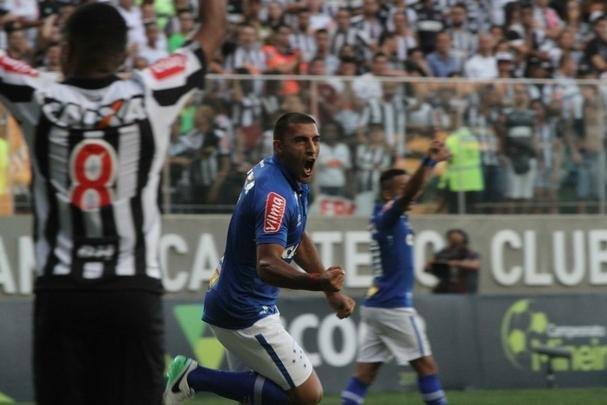 Cruzeiro voltou ofensivo no segundo tempo, e bila marcou o gol de empate aos 7', em concluso de voleio