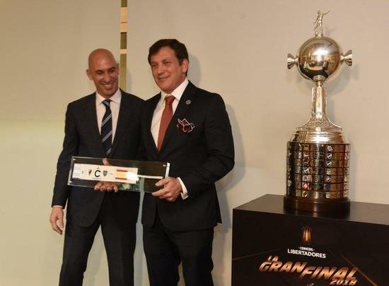 Na véspera da decisão da Copa Libertadores, presidentes do River Plate (Rodolfo D'Onofrio), do Boca Juniors (Daniel Angelici), do Real Madrid (Florentino Pérez), da Conmebol (Alejandro Domínguez) e da Federação Espanhola (Luis Rubiales) participaram de um jantar de confraternização, em Madri. O clássico argentino que define o título sul-americano será neste domingo, às 17h30 (de Brasília), no estádio Santiago Bernabéu, que pertence ao Real Madrid.